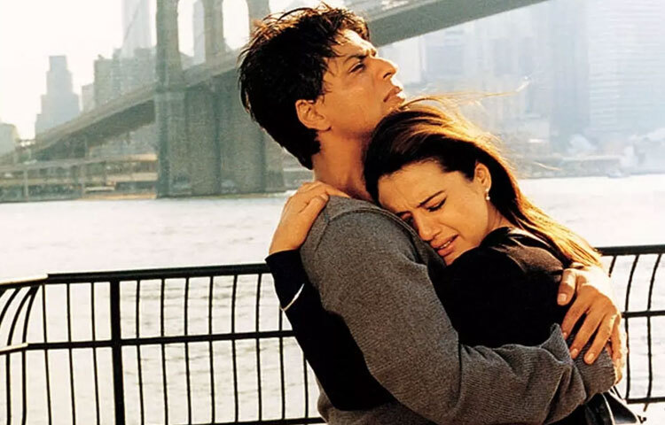 কাল হো না হো (২০০৩): একটা সিনেমা, যা হাসায়, কাঁদায়, ভালোবাসতে শেখায়। জীবন ক্ষণস্থায়ী এই সহজ সত্যিটাকে শাহরুখ নিজের অভিনয়ে এমনভাবে ফুটিয়ে তুলেছিলেন, যা আজও দর্শকের হৃদয় ছুঁয়ে যায়।