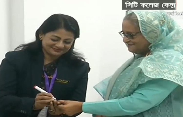 রোববার (৭ জানুয়ারি) সকাল ৮টার দিকে প্রধানমন্ত্রী শেখ হাসিনা ঢাকা সিটি কলেজ কেন্দ্রে ভোট দেন। এরপরই হাতে অমোচনীয় কালি লাগান তিনি। ছবি: টিভি ফুটেজ থেকে নেওয়া