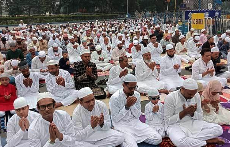 কলকাতার বৃহত্তম ঈদ জামাতে ফিলিস্তিনিদের জন্য দোয়া করলেন মুসল্লিরা। ছবি: ধৃমল দত্ত