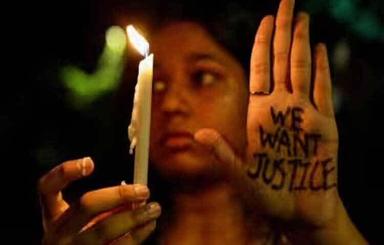 কলকাতার আরজি কর মেডিকেল কলেজের শিক্ষানবিশ চিকিৎসক মৌমিতা দেবনাথকে ধর্ষণ ও হত্যার ঘটনাকে কেন্দ্র করে বিক্ষোভে উত্তাল হয়ে উঠেছে পশ্চিমবঙ্গসহ পুরো ভারত। ছবি: সংগৃহীত
