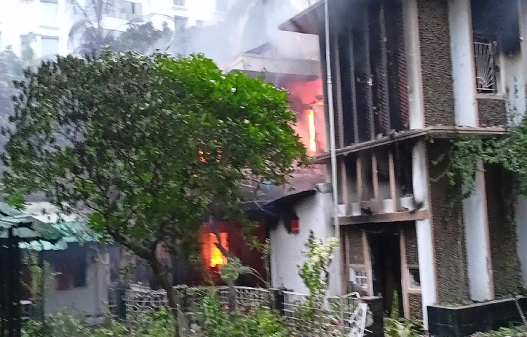 ধানমন্ডিতে সদ্য সাবেক স্বরাষ্ট্রমন্ত্রী আসাদুজ্জামান খান কামালের বাসভবনে আগুন দিয়েছে উৎসুক জনতা। ছবি: নাহিদ সাব্বির