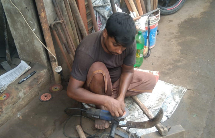 কামারপট্টির দোকানগুলোয় এখন শোনা যাচ্ছে ধাতব শব্দের এক অভিন্ন সুর।