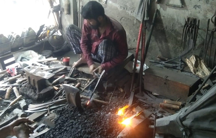 চলছে দাঁ, বঁটি, ছুরি, চাপাতি তৈরির ধুম।