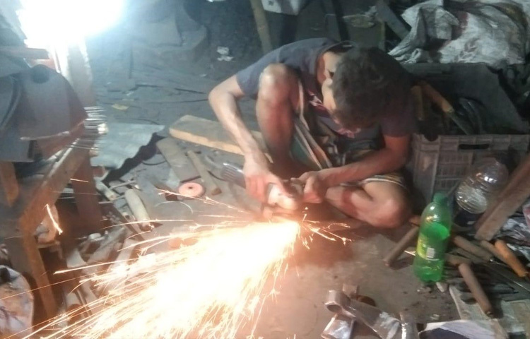 কেউ লোহা আগুনে পুড়িয়ে হাতুড়ির আঘাতে গড়ছেন ধারালো অস্ত্র, কেউবা পুরনো সরঞ্জামে দিচ্ছেন নতুন ধার। ঈদের প্রস্তুতিতে কামাররা যেন নিঃশ্বাস ফেলারও ফুরসত পাচ্ছেন না।