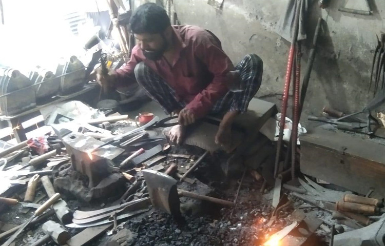 ব্যস্ত কারিগরদের ঘামে ভিজছে কামারের ছাউনিচাপা ঘর।