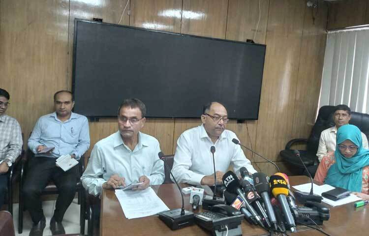 বন্যায় দেশের ১১ জেলায় ৭৭ উপজেলা প্লাবিত এবং ক্ষতিগ্রস্ত ইউনিয়ন/পৌরসভা ৫৮৪টি। এ পর্যন্ত ১৩ জন মারা গেছেন। বন্যায় ক্ষতিগ্রস্ত লোকসংখ্যা ৪৪ লাখ ৯৭ হাজার ৫৩৫ জন। আজ সচিবালয়ে চলমান বন্যা পরিস্থিতি নিয়ে সংবাদ সম্মেলনে দুর্যোগ ব্যবস্থাপনা ও ত্রাণ মন্ত্রণালয়ের সচিব মো. কামরুল হাসান এসব তথ্য জানান। ছবি: নাজমুল হোসেন বাপ্পি