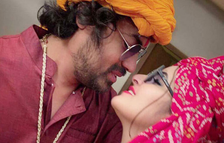 ২০১২ সালে পরিচালক কামরুজ্জামান রনির সঙ্গে প্রেম এবং বিয়ের খবর শোনা যায়। তবে এ সম্পর্কও বেশিদিন টেকেনি। ব্যক্তিগত মতভেদের কারণে তাদের পথ আলাদা হয়ে যায়।