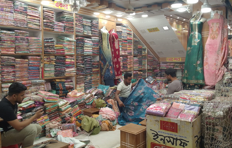 আসন্ন রমজানের ঈদ ঘিরে দেশের বৃহত্তম পাইকারি কাপড়ের বাজার ইসলামপুরে চলছে জমজমাট বেচাকেনা। ছবি: শান্ত রায়হান