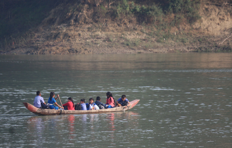 ঝড়-বৃষ্টির দিনে ভোগান্তিতে পড়ে স্কুলগামী শিক্ষার্থীরা। ছবি: আরমান খান
