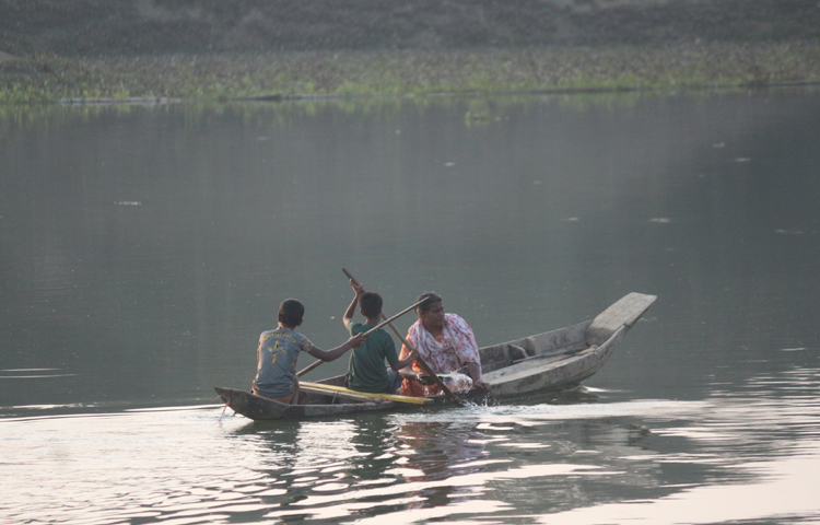 কাপ্তাই হ্রদের তীরবর্তী বাসিন্দাদের এভাবেই নৌকায় করে চলাচল করতে হয়। ছবি: আরমান খান