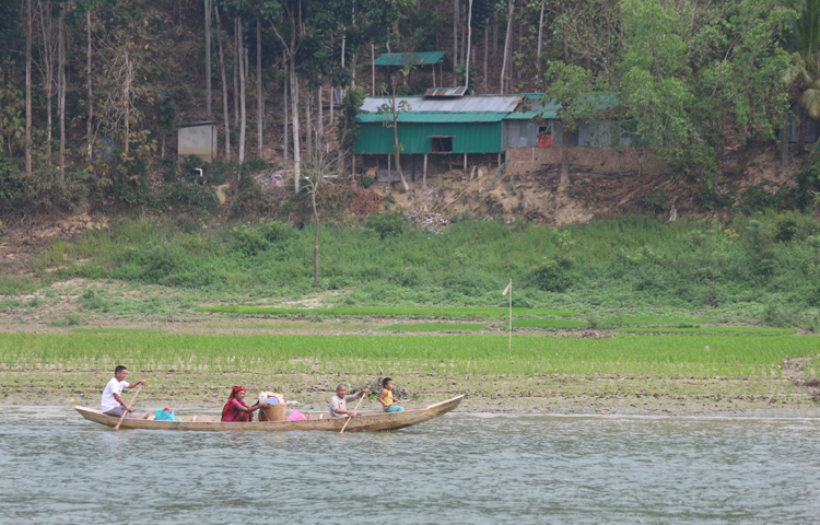 কাপ্তাই হ্রদে পানি কমে গেলে প্রায়ই ঘটে নানা ধরনের দুর্ঘটনা। ছবি: আরমান খান