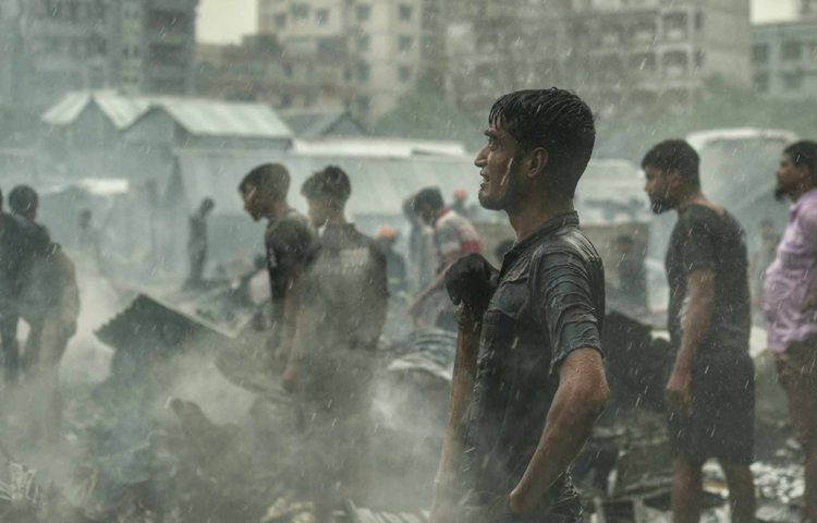 আগুনে পুড়ে ছাই হয়ে গেছে ঘরগুলোতে থাকা আসবাবপত্র, নগদ টাকা ও অন্য মালামাল। সেই ভস্মস্তূপের ওপর বসেই চোখের জল ফেলছেন সেখানকার বাসিন্দারা। ছবি: মাহবুব আলম