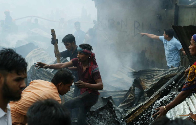 কেউ কেউ ঘর থেকে লোহার দা ও বঁটি বের করছিলেন। অনেকে আধাপোড়া মালপত্রও বাইরে বের করেন। ছবি: মাহবুব আলম