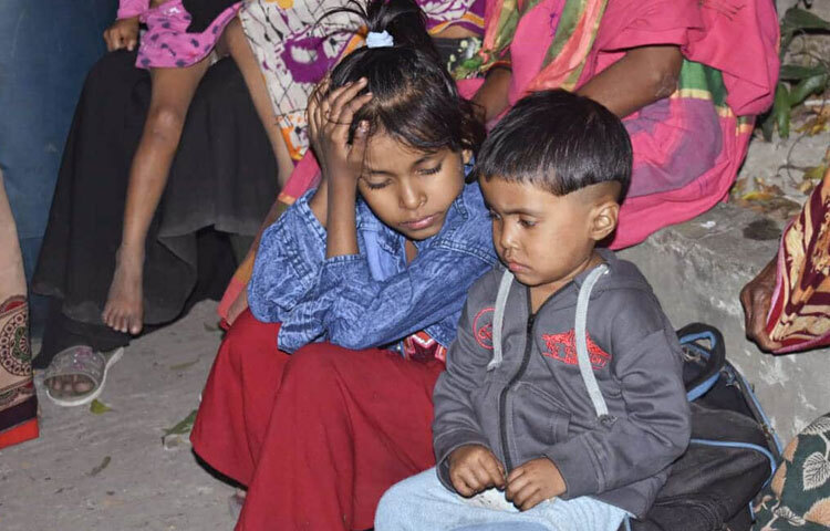 তাদের অনেকেই পেটের ক্ষুধায় কাঁদছিল; কিন্তু প্রাণে বাঁচতে ঘর ছেড়ে আসা অভিভাবকদের পকেটে নেই খাবার কিনে দেওয়ার মত সামান্যটুকুও।