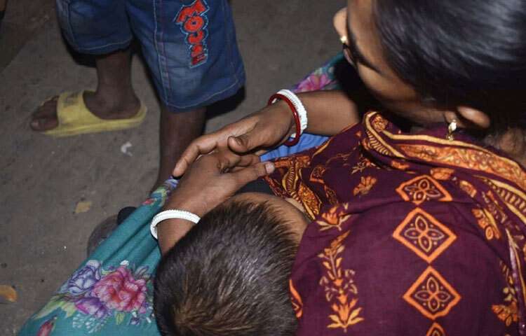 অনেকে শুধু দূর থেকে পুড়ে যাওয়া বস্তি দেখে দীর্ঘশ্বাস ফেলছেন। জীবনের পরিশ্রম, স্বপ্ন আর সংগ্রামের জায়গা যেখানে এক রাতে ধোঁয়ায় মিলিয়ে গেল।