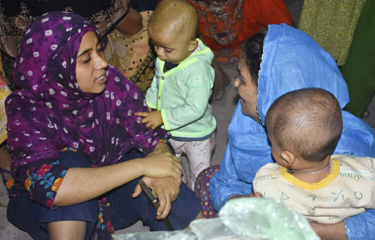 প্রাণে বাঁচলেও আগুনের পরের বাস্তবতা আরও কঠিন। নিঃস্ব হয়ে যাওয়া মানুষেরা জানেন না আগামী রাত কোথায় কাটবে। কোনো শিশুর স্কুলব্যাগ নেই, কোনো বৃদ্ধার ওষুধ নেই, কোনো পরিবারে একমুঠো খাবার পর্যন্ত নেই।