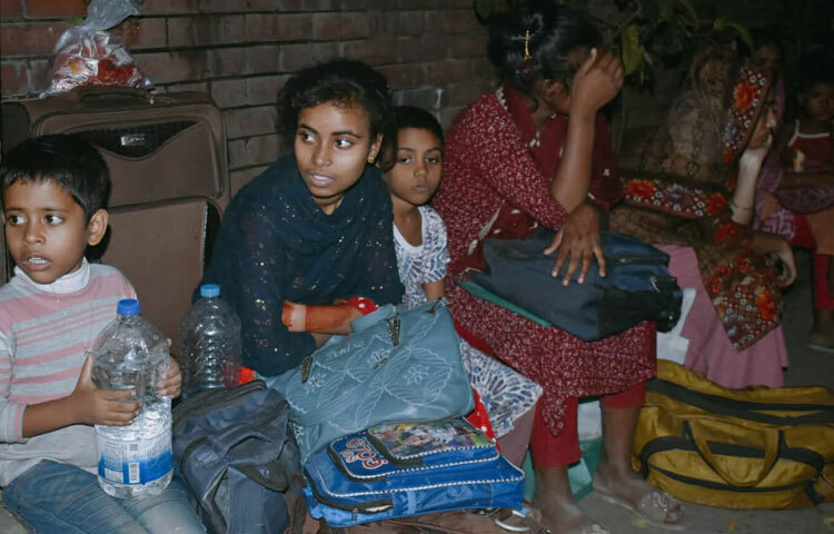 পরিবারের সঙ্গে আশ্রয় নেওয়া শিশুদের কান্না আরও ভারী করে তোলে পরিবেশ।