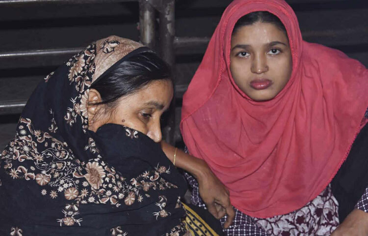 রাস্তাজুড়ে ছড়িয়ে থাকা মানুষগুলোর চোখে আতঙ্ক, মুখে অবিশ্বাস; মাত্র কয়েক ঘণ্টা আগেও যাদের মাথার ওপর ছাদ ছিল, রাত নামতেই তারা রাস্তায়।