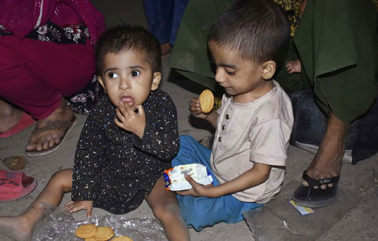 বনানীর পাশাপাশি গুলশান লেকের দুই পাশের রাস্তা, ফুটপাত সবখানেই আশ্রয় নিয়েছে ভুক্তভোগী পরিবারগুলো। কারো হাতে নেই পরনের কাপড় ছাড়া আর কিছু। আবার অনেকে জীবন বাঁচিয়ে পরিবারের সদস্যদের নিরাপদ স্থানে রেখে ছুটে চলেছেন বস্তির দিকে। যে ঘর এখনো আগুনে পুড়েনি, সেখান থেকে কিছু একটা উদ্ধার করার আকুতি তাদের চোখে মুখে।