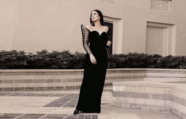 রিয়া কাপুর লুকের ভারসাম্য রক্ষায় রেখেছেন অনুষঙ্গকে একেবারে ন্যূনতম-কানে ছোট হীরের স্টাড, হাতে সূক্ষ্ম একটি আংটি। মেকআপে কারিনার স্বাক্ষরধর্মী কাজলচোখ আর ন্যুড টোনে রাখা ঠোঁট লুকটিকে দিয়েছে নিখুঁত পরিপূর্ণতা। খোলা চুলে আর ইভ সাঁ লরাঁর ক্ল্যাসিক কালো হিলসের ছোঁয়ায় সম্পূর্ণ হয়েছেন কারিনা কাপুর খান-অভিজাত, আত্মবিশ্বাসী ও সম্পূর্ণ নিজের মতো।