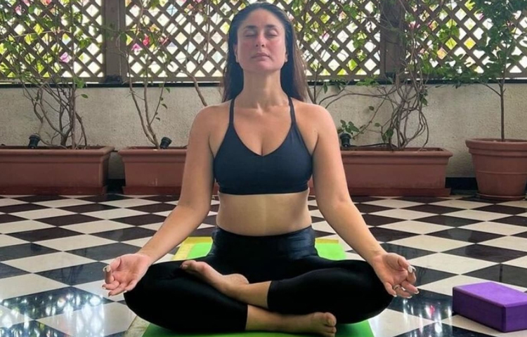 নিজেকে ‘ফিট’ রাখতে যোগাসন শুরু করেন কারিনা কাপুর।  প্রতি সকালে মোট ১০৮ বার সূর্য নমস্কার করে তিনি দিন শুরু করেন। সামাজিক যোগাযোগ মাধ্যমে প্রায়ই তাকে নানা ধরনের আসনের ছবি ও ভিডিও আপলোড করতে দেখা যায়। ছবি: সংগৃহীত