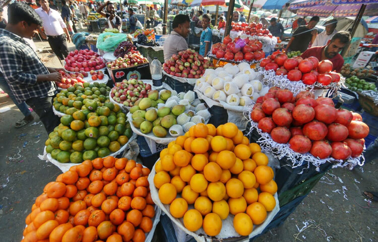 কারওয়ান বাজারের রঙিন ফলের সারি দেখে মনে হয়-শীত এখন আর শুধু শীত নয়, রঙের মৌসুমও বটে।