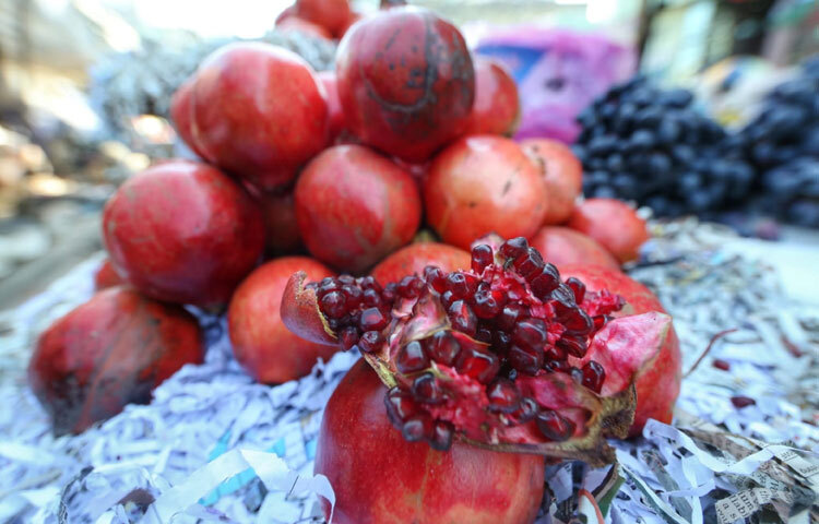 বেদেনা (পমেগ্রানেট) পাওয়া যাচ্ছে ৪০০ টাকা কেজিতে।