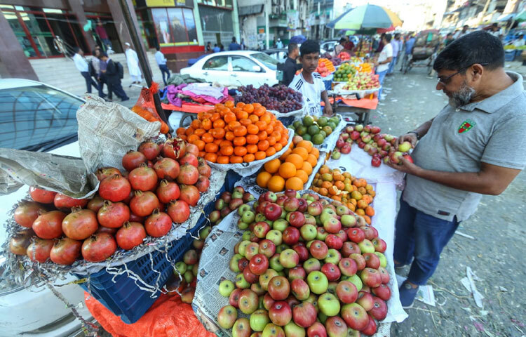 বিক্রেতাদেরও মুখে হাসি, কারণ দাম সামান্য কমলেও বিক্রি বেড়েছে দ্বিগুণ।
