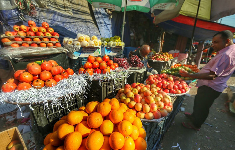 এ বছর বিদেশি ফলে আমদানি শুল্ক কমায় বাজারে দামও কিছুটা নরম। ফলে ক্রেতাদের ভিড় অন্য বছরের তুলনায় এবার একটু বেশি চোখে পড়ছে।