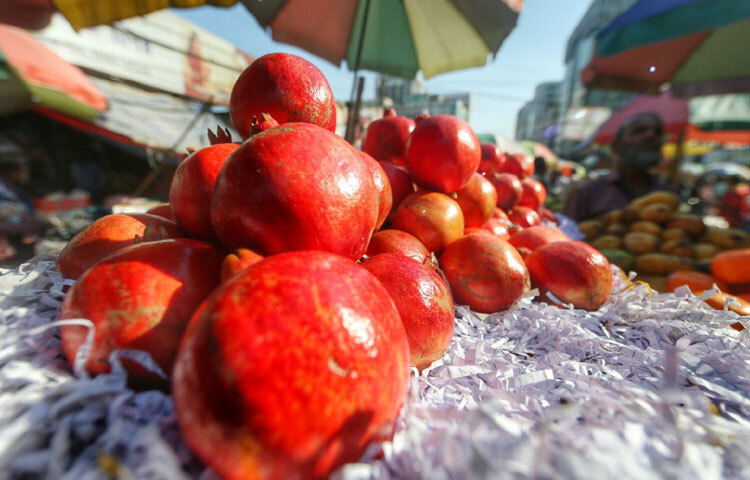 দেশি ফলের চাহিদা শীতেও থাকে, কিন্তু উজ্জ্বল রঙ আর দীর্ঘস্থায়ী হওয়ার কারণে বিদেশি ফলগুলো বাজারে আলাদা আকর্ষণ তৈরি করে। আপেল, কমলা, আঙুর সবই যেন শীতের শুরুতে নতুন উদ্যমে মানুষের ঝুড়িতে জায়গা করে নিতে ব্যস্ত।