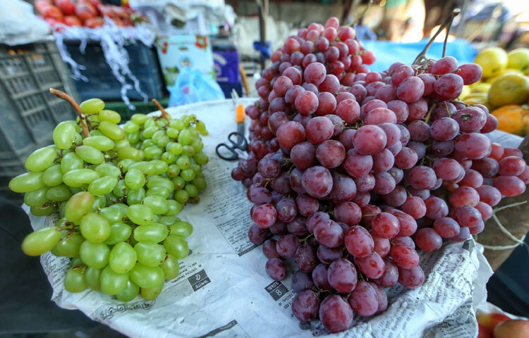 আঙুর মিলছে ৩৮০ টাকা কেজিতে।