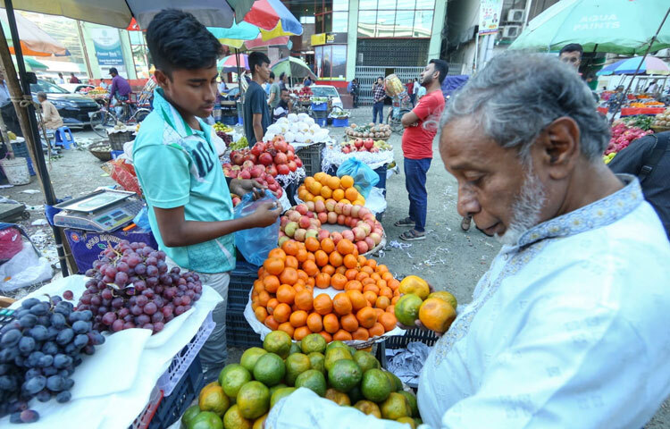 কারওয়ানবাজারের ভিড়, বিক্রেতাদের ডাক আর ফলের বাহারি রঙ শীতের আগমনী আনন্দকে আরও বাড়িয়ে দেয়। বড় বড় বক্সে ফল খালাস হচ্ছে, ক্রেতারা হাতে নিয়ে পরীক্ষা করছেন-এ যেন শীতের এক বিশেষ দৃশ্যপট।