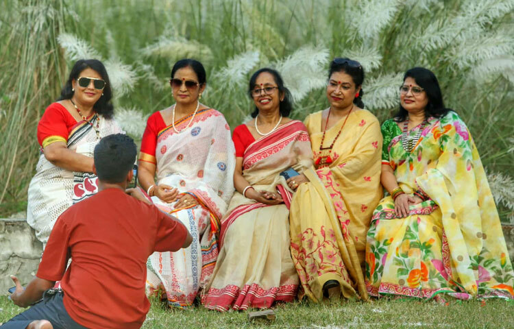 অনেকের কাছে এটি এখন শরতের অপরিহার্য ‘ফটো-স্পট’।