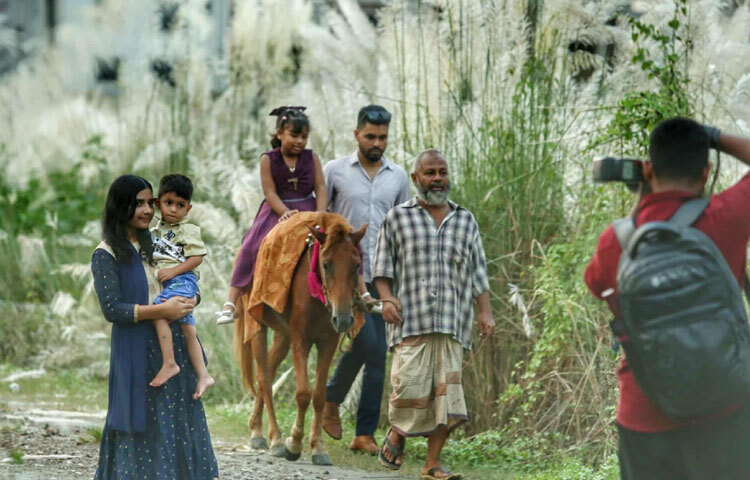 কাশবনে দাঁড়িয়ে কেউ নিজের একান্ত ছবি তুলছে, কেউ আবার দলবেঁধে হাসি-আনন্দে কাটাচ্ছে মুহূর্তগুলো।
