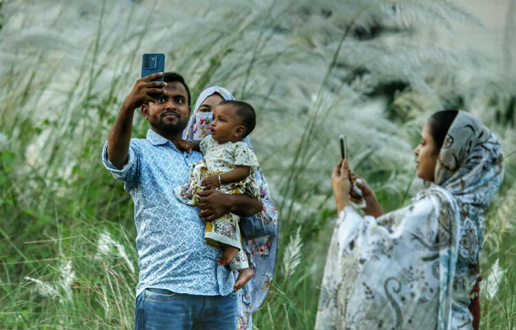 শরৎ মানেই সাদা কাশফুল, নীল আকাশ আর মন ভরানো হাওয়া। সেই চিরচেনা অনুভূতি নতুন করে ছুঁয়ে যাচ্ছে নগরবাসীর মনকে।