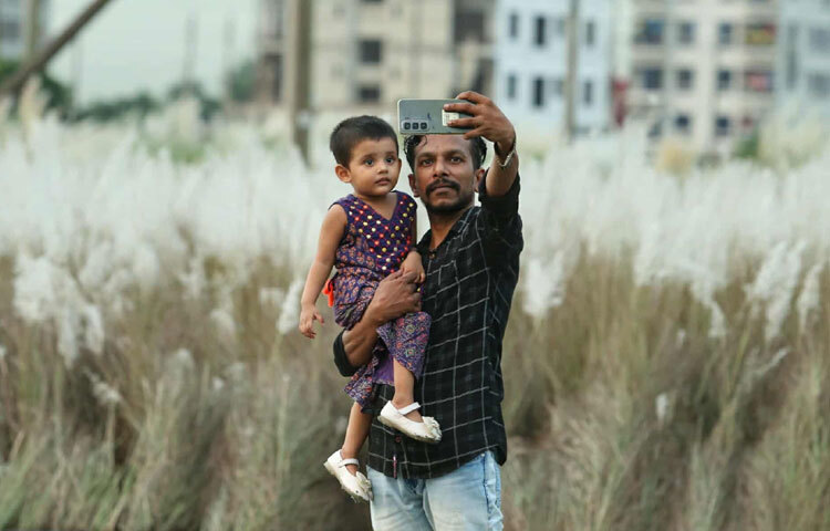 ক্যামেরার ক্লিকের সঙ্গে সঙ্গে ফুটে উঠছে প্রকৃতির স্নিগ্ধ সৌন্দর্য।