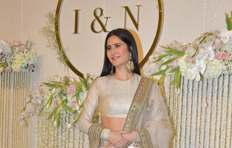 সম্প্রতি নিজের নতুন সিনেমা ‘মেরি ক্রিসমাস’ এর প্রচারণায় ব্যস্ত সময় পাড় করছেন বলিউডের জনপ্রিয় অভিনেত্রী ক্যাটরিনা কাইফ। সব ব্যস্ততাকে উপেক্ষা করেই তিনি এসেছিলেন আমিরকন্যার বিবাহোত্তর সংবর্ধনায়। ছবি: সংগৃহীত