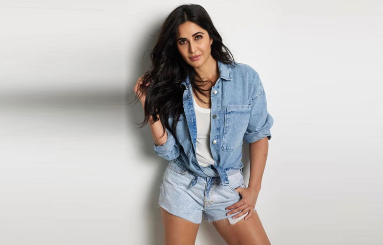 পুষ্টিবিদদের মতে, আদার মধ্যে থাকা অ্যান্টি-ইনফ্লেমেটরি উপাদান শরীরের প্রদাহ কমায় এবং রোগ প্রতিরোধ ক্ষমতা বাড়ায়। অন্যদিকে, লেবুর ভিটামিন সি কোলাজেন তৈরিতে সাহায্য করে, যা ত্বককে মসৃণ এবং টানটান রাখে। এছাড়া লেবু শরীরের পিএইচ ব্যালান্স ঠিক রাখে, হজম সহজ করে এবং ত্বক ও চুলের জন্যও উপকারী।