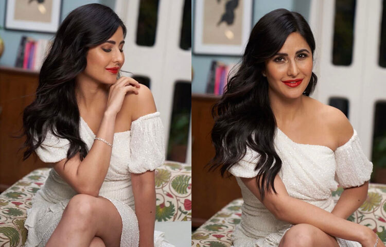 উষ্ণ পানির পরে ক্যাটরিনা কিছু সময় ব্যয় করেন হালকা স্ট্রেচিং বা সহজ যোগাসনে। তিনি বলেন, ‘সকালের শুরুটা আমি সবসময় কিছু মুভমেন্ট দিয়ে করি। খুব সাধারণ স্ট্রেচিং বা সহজ যোগাসনই শরীর ও মনকে সতেজ করে তোলে।’