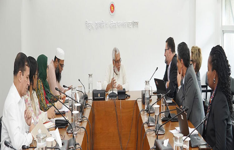 বিদ্যুৎ, জ্বালানি ও খনিজ সম্পদ উপদেষ্টা মুহাম্মদ ফাওজুল কবির খানের সঙ্গে মন্ত্রণালয়ে সাক্ষাৎ করে বিশ্বব্যাংকের বাংলাদেশ ও ভুটান সম্পর্কিত বিভাগীয় পরিচালক জিন পেসমের নেতৃত্বে একটি প্রতিনিধিদল। ছবি: পিআইডি