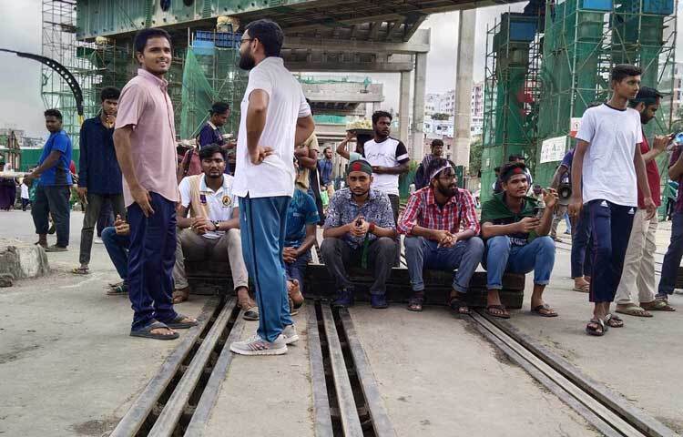 রাজধানীর কারওয়ানবাজারে রেললাইনের ওপর বসে আন্দোলন করছেন শিক্ষার্থীরা। ছবি: ইয়াসির আরাফাত