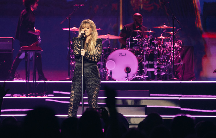 কেলির ‘বিকজ অব ইউ’ গানটি ছিল নিজের বাবা-মায়ের বিচ্ছেদের প্রেক্ষাপটে লেখা। যেখানে এক সন্তানের নিঃশব্দ কষ্ট ধরা দেয় প্রতিটি লাইনে।