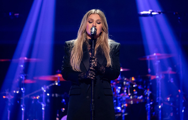 ২০০২ সালে এক সাধারণ টেক্সাসের মেয়ে অংশ নিয়েছিলেন আমেরিকান আইডল প্রতিযোগিতায়। সেই প্রতিযোগিতায় নিজেকে প্রমাণ করে বিজয়ী হন তিনি। এরপর উপহার দিয়েছেন অনেক হিট গান।