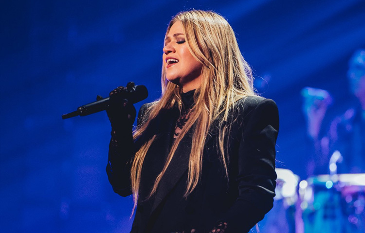 কেলি কখনোই শুধুমাত্র মিউজিক চার্টের নাম ছিলেন না। তিনি সেই মানুষ, যিনি নিজের জীবনের দুঃখ, একাকীত্ব, মানসিক চাপ সবকিছু স্বীকার করে নিয়েছেন সাহসের সঙ্গে।