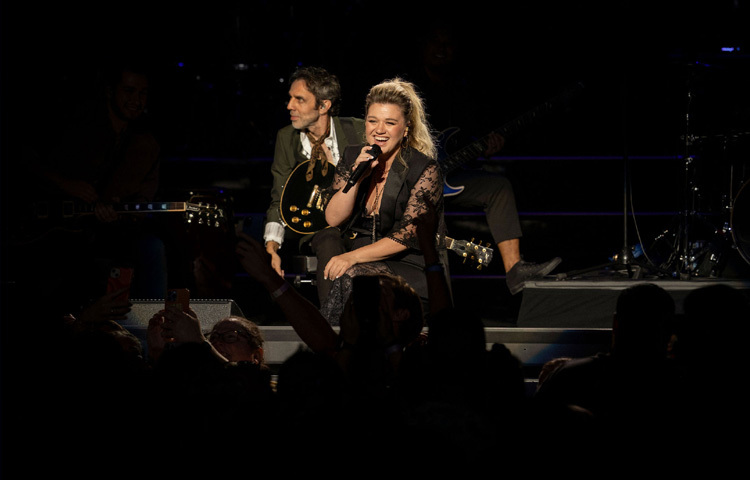 তিনি শুধুই গান করেননি, গানকে নিজের অস্ত্র বানিয়ে নিয়েছিলেন।