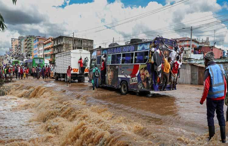 আফ্রিকার দেশ কেনিয়ায় একটি বাঁধ ভেঙে অন্তত ৪২ জন মারা গেছেন। ভেসে গেছে অনেক বাড়ি ও গাড়ি। গত এক সপ্তাহের বেশি সময় ধরে অঞ্চলটিতে ভারী বৃষ্টি হচ্ছে। এতে দেখা দিয়েছে বন্যা। ছবি: এএফপি