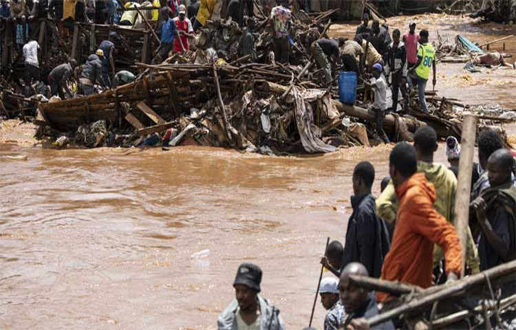 কেনিয়ার রাজধানী নাইরোবিতে ঝড় এবং আকস্মিক বন্যায় বুধবার রাস্তাঘাট পানিতে তলিয়ে গেছে। বেশ কিছু বাড়ি-ঘরও ভেসে গেছে। ছবি: এএফপি