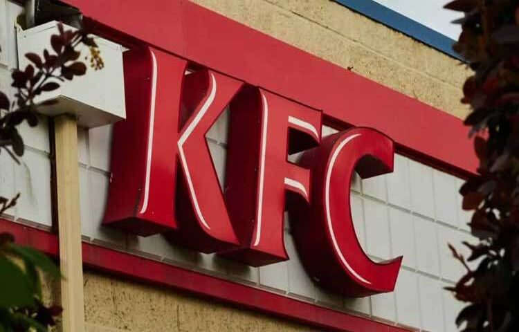 মালয়েশিয়ায় সাময়িকভাবে কেএফসির বিভিন্ন আউটলেট বন্ধ ঘোষণা করা হয়েছে। আর্থিক চ্যালেঞ্জের কারণে এমন পদক্ষেপ নেওয়া হয়েছে বলে কোম্পানির পক্ষ থেকে জানানো হয়েছে। ছবি: সংগৃহীত
