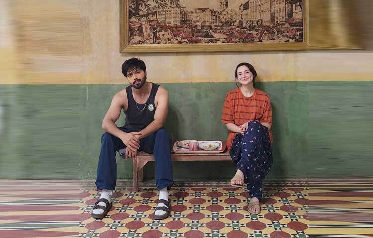 বর্তমানে তার অভিনীত ড্রামা ‘কাবি হাম কাবি তুম’ বেশ জনপ্রিয় হয়ে উঠেছে।