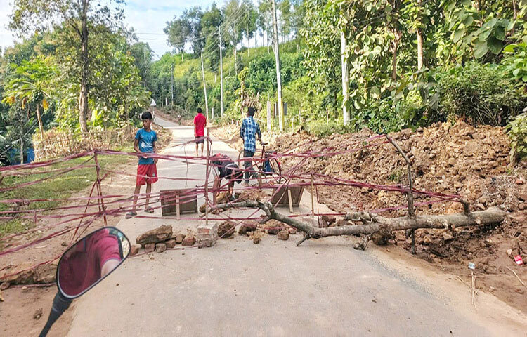 খাগড়াছড়িতে অনির্দিষ্টকালের জন্য ১৪৪ ধারা জারি করেছে প্রশাসন। সিঙ্গিনালায় স্কুলছাত্রীকে ধর্ষণের প্রতিবাদ ও অপরাপর দোষীদের গ্রেফতারের দাবিতে জুম্ম ছাত্র-জনতার ডাকা সকাল-সন্ধ্যা সড়ক অবরোধ চলাকালে যে কোনো ধরনের নাশকতা রোধে এ সতর্কতা নেওয়া হয়েছে। ছবি: মজিবুর রহমনা ভূঁইয়া